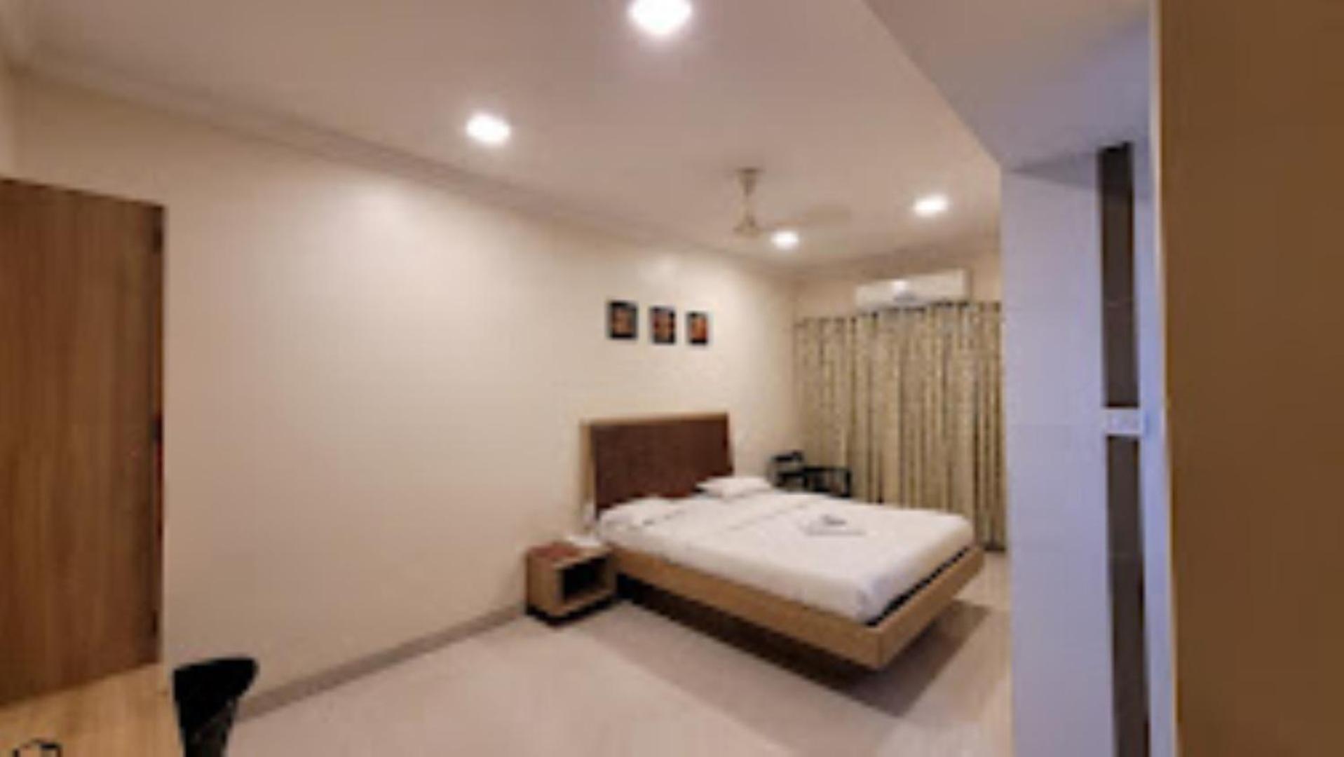 Hotel Maratha Palace,Satara Buitenkant foto