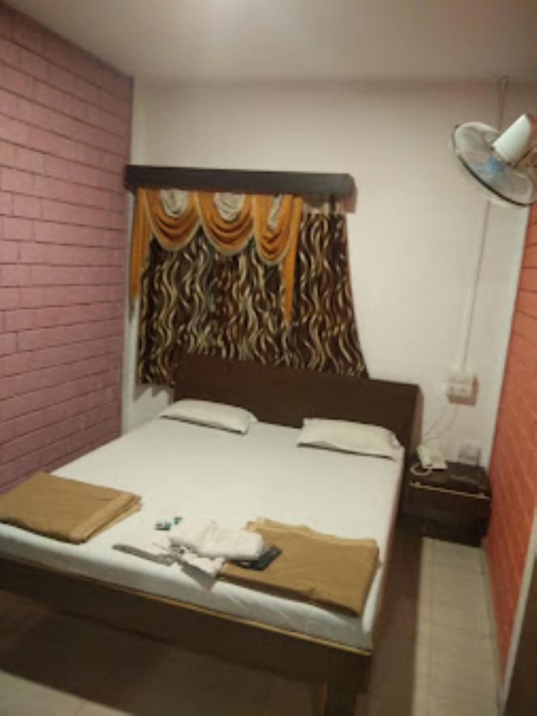 Hotel Maratha Palace,Satara Buitenkant foto