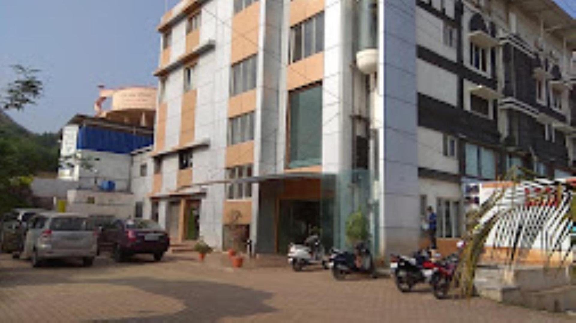 Hotel Maratha Palace,Satara Buitenkant foto