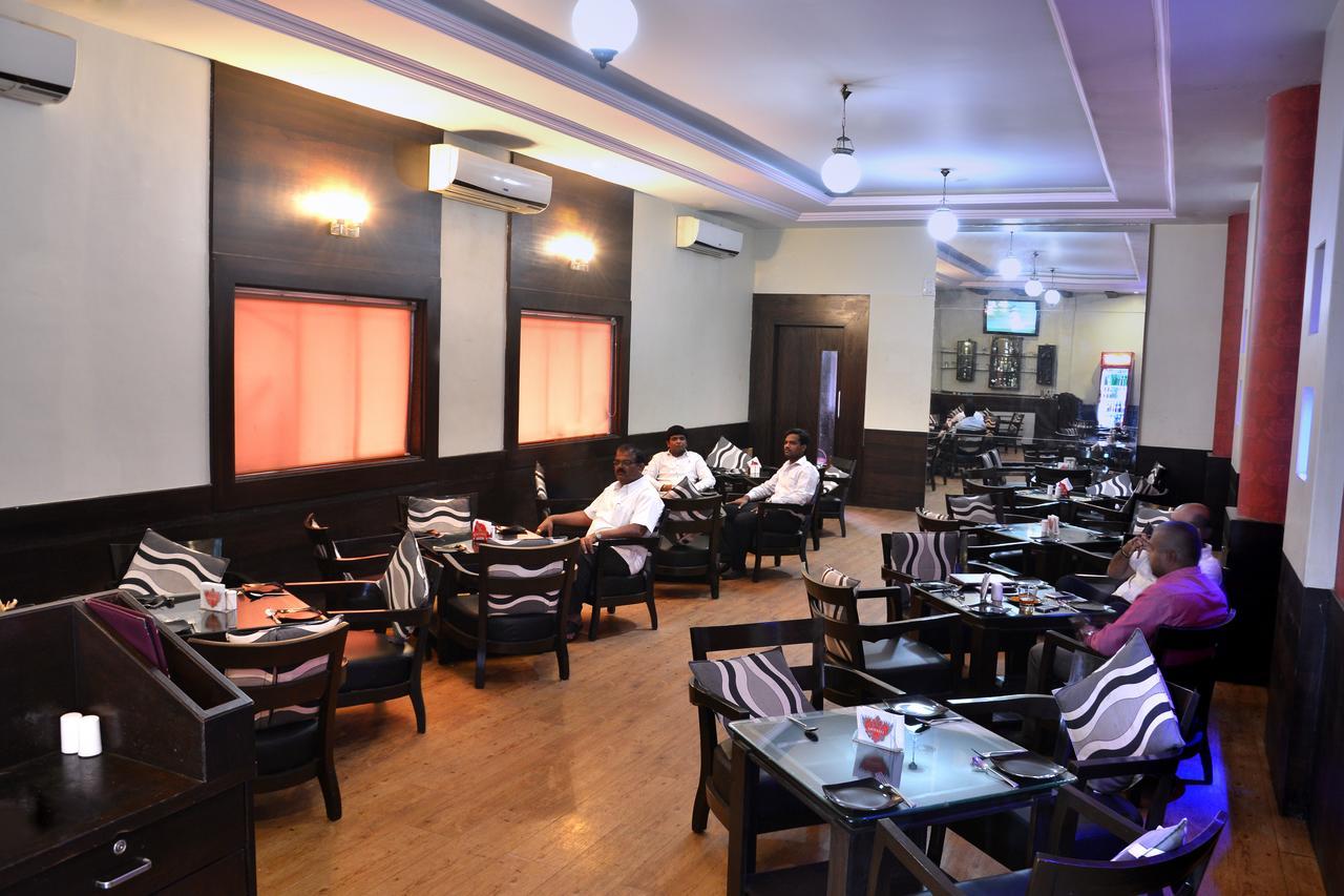 Hotel Maratha Palace,Satara Buitenkant foto