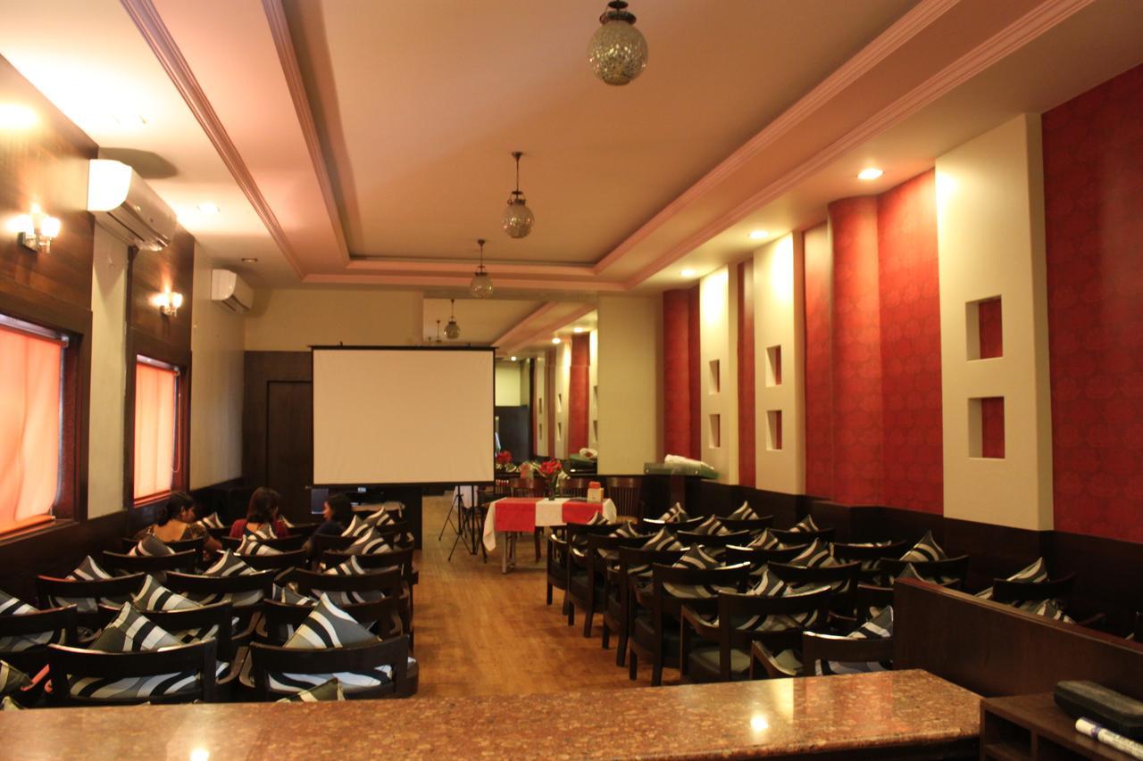 Hotel Maratha Palace,Satara Buitenkant foto