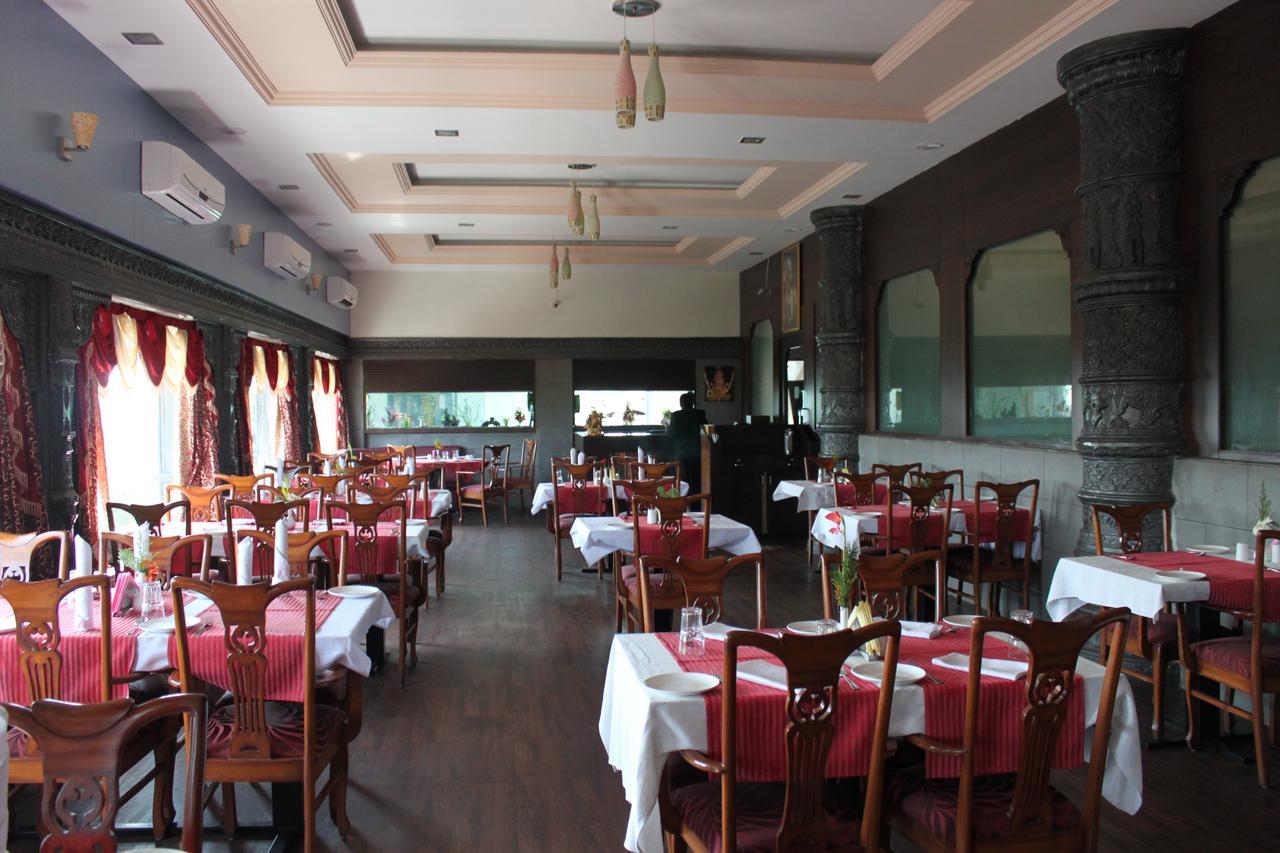 Hotel Maratha Palace,Satara Buitenkant foto