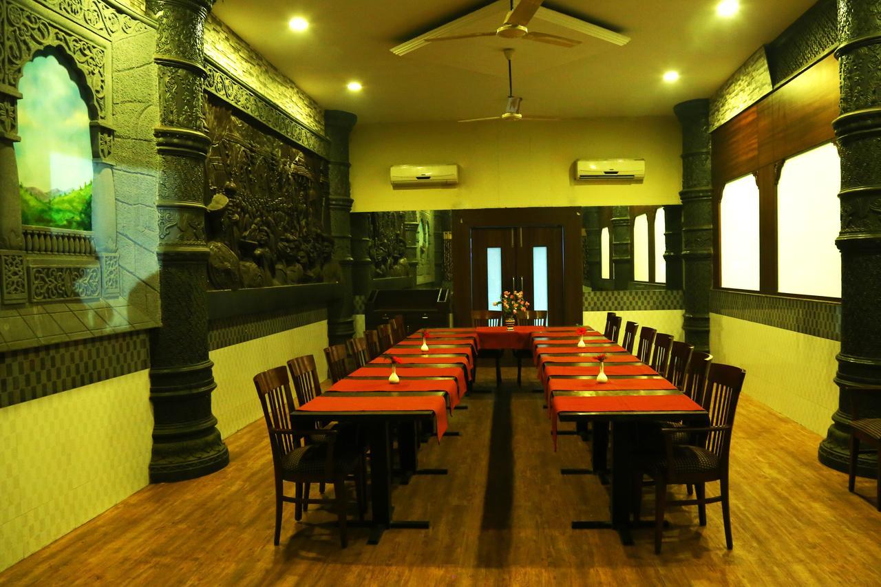 Hotel Maratha Palace,Satara Buitenkant foto