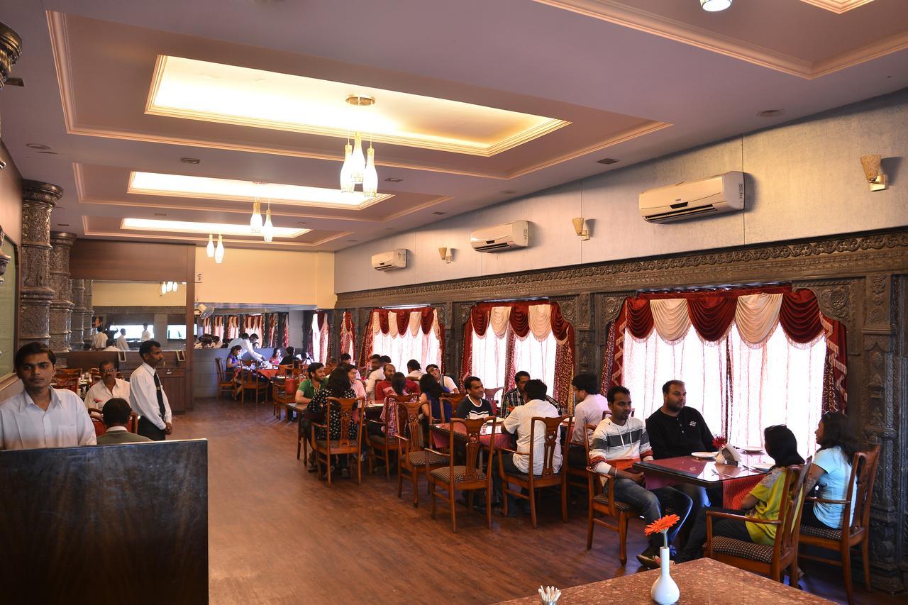 Hotel Maratha Palace,Satara Buitenkant foto