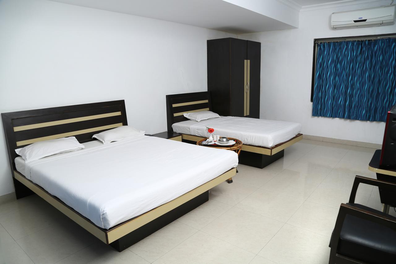Hotel Maratha Palace,Satara Buitenkant foto